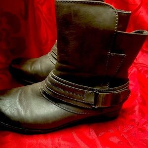 Women’s boots size 8 they are used